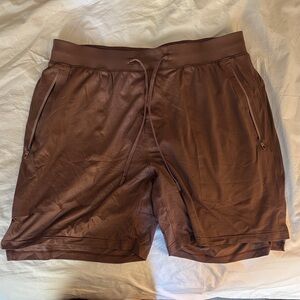 Lululemon Mens Brown lined shorts - Size L